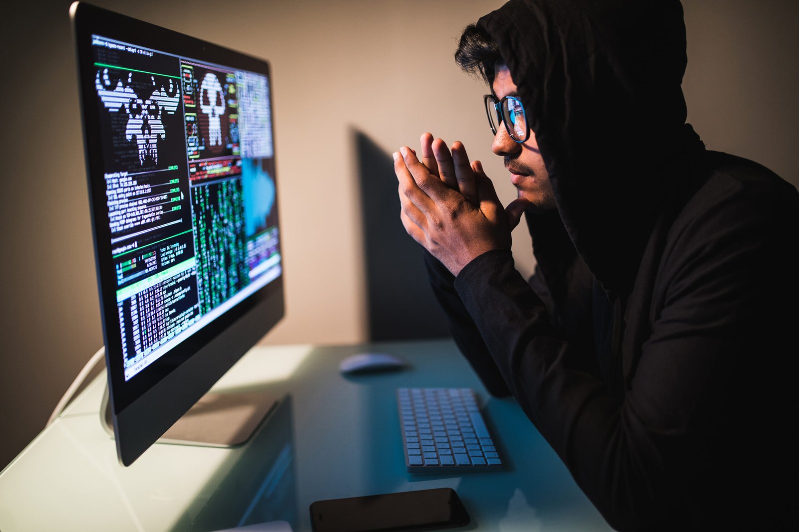 Análise de vulnerabilidades em sistemas de TI para proteger empresas contra ataques de criminosos digitais.