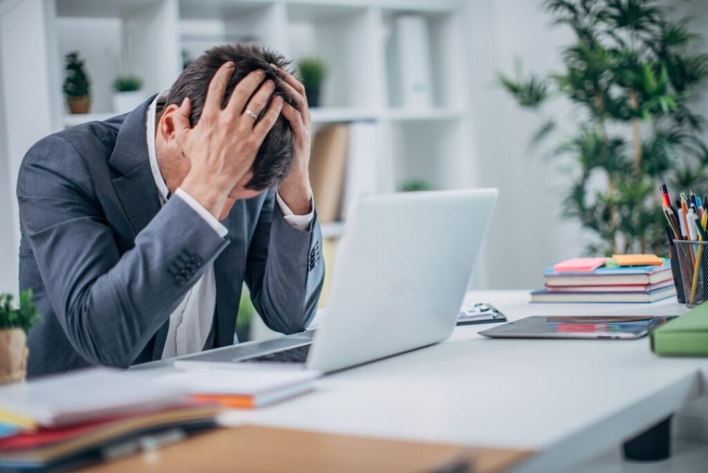 Ilustração sobre problemas recorrentes em TI nas empresas.